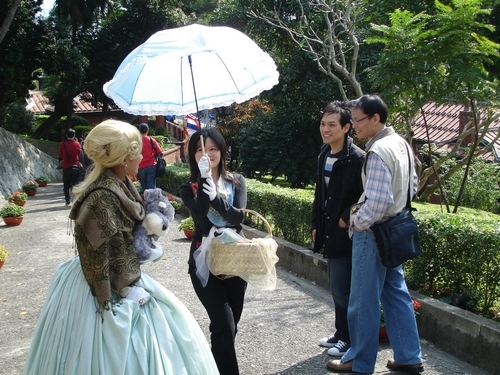 文學院「創意學習與創新產學中心」與淡水古蹟博物館合作，舉辦「流動的文化劇場--淡水小學堂」活動，以cosplay方式扮演馬偕博士夫妻、英國領事夫人、海盜，在渡船頭等景點，以簡短的故事片段，協助遊客觀覽淡水古蹟，以創新的作為來行銷淡水。
