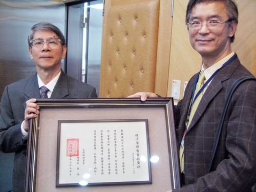 第1位以中研院院士身分延聘至本校服務之產業經濟學系講座教授麥朝成，日前榮獲台灣經濟學會頒發「經濟學傑出貢獻獎」，表彰其對區域經濟、國際貿易領域及政策建言的卓著貢獻。