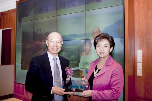 張校長家宜主持97學年度第1學期榮退同仁歡送茶會，感謝同仁們將多年青春奉獻給淡江，並希望他們把淡江當成永遠的家，時常回校敘舊，會場散放濃濃人情味。