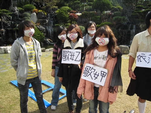 由春暉社、西語系及俄文系同學在工館大樓前、福園廣場前、圖書館側門等地區，以活潑生動話劇表演、呼喊口號、遊行校園等方式宣傳菸害防制相關規定，呼籲全校教職員工生共同維護校園潔淨環境，避免二手菸害。