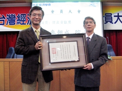 第1位以中研院院士身分延聘至本校服務之產業經濟學系講座教授麥朝成，日前榮獲台灣經濟學會頒發「經濟學傑出貢獻獎」，表彰其對區域經濟、國際貿易領域及政策建言的卓著貢獻。