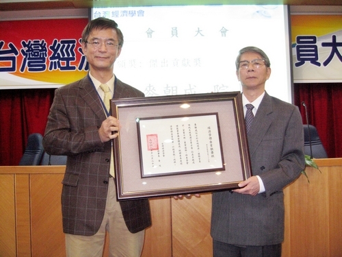 第1位以中研院院士身分延聘至本校服務之產業經濟學系講座教授麥朝成，日前榮獲台灣經濟學會頒發「經濟學傑出貢獻獎」，表彰其對區域經濟、國際貿易領域及政策建言的卓著貢獻。