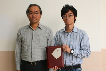 化學工程與材料工程學系碩一林承澤同學，日前參加台灣化學工程學會「2007-2008年度程序設計競賽」，打敗台大、台科大等7所大專院校參賽者，勇奪全國冠軍。