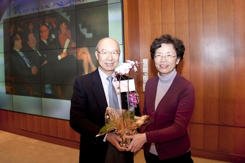 張校長家宜主持97學年度第1學期榮退同仁歡送茶會，感謝同仁們將多年青春奉獻給淡江，並希望他們把淡江當成永遠的家，時常回校敘舊，會場散放濃濃人情味。