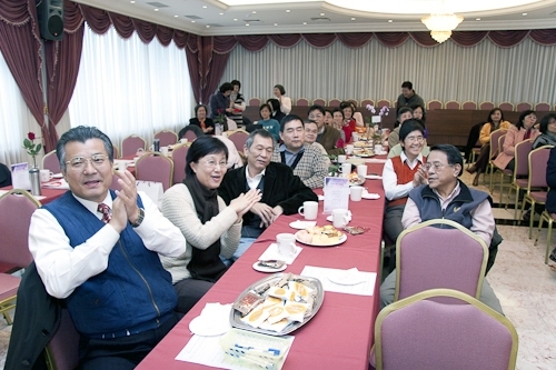 張校長家宜主持97學年度第1學期榮退同仁歡送茶會，感謝同仁們將多年青春奉獻給淡江，並希望他們把淡江當成永遠的家，時常回校敘舊，會場散放濃濃人情味。