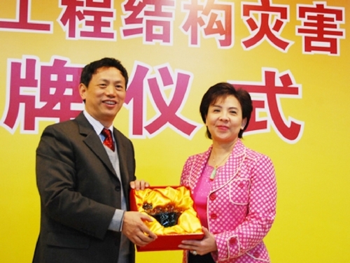本校張家宜校長率團拜訪中國大陸廣州大學，並與該校庾建設校長簽定兩校交流合作協議書，及共同為「工程結構災害與控制聯合研究中心」揭牌，未來兩校將更積極進行學術交流及共同主持產學合作研究計畫。