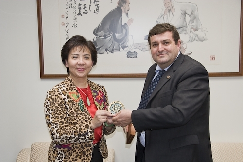 西班牙Huelva大學校長Dr. Francisco Jose Matinez Lopez及亞洲文化中心主任Dr. Grace Mun Man Shum蒞校訪問，研議兩校學術合作交流事宜。