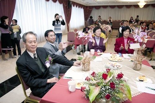 張校長家宜主持97學年度第1學期榮退同仁歡送茶會，感謝同仁們將多年青春奉獻給淡江，並希望他們把淡江當成永遠的家，時常回校敘舊，會場散放濃濃人情味。