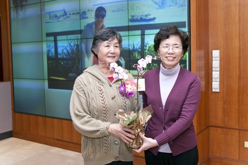 張校長家宜主持97學年度第1學期榮退同仁歡送茶會，感謝同仁們將多年青春奉獻給淡江，並希望他們把淡江當成永遠的家，時常回校敘舊，會場散放濃濃人情味。