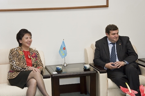 西班牙Huelva大學校長Dr. Francisco Jose Matinez Lopez及亞洲文化中心主任Dr. Grace Mun Man Shum蒞校訪問，研議兩校學術合作交流事宜。