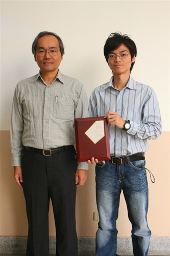 化學工程與材料工程學系碩一林承澤同學，日前參加台灣化學工程學會「2007-2008年度程序設計競賽」，打敗台大、台科大等7所大專院校參賽者，勇奪全國冠軍。