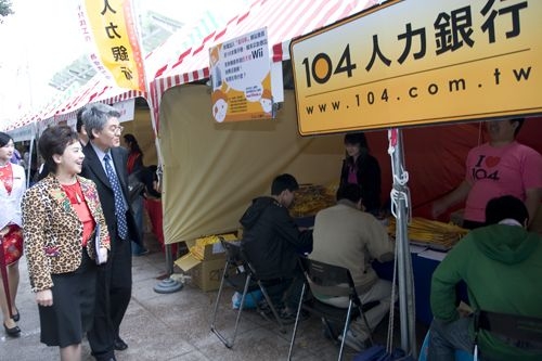 狂賀！企業最愛本校蟬聯私校第1名。