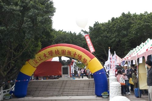 2007校園徵才博覽會「夢想飛Young 未來好Young」在紹謨紀念體育館五虎碑前廣場舉行開幕典禮，邀請校長張家宜剪綵，超過百家廠商現場徵才。