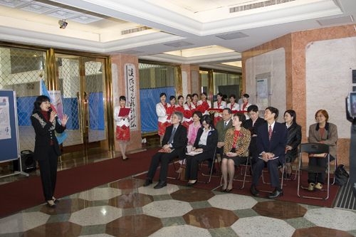 2007校園徵才博覽會「夢想飛Young 未來好Young」在紹謨紀念體育館五虎碑前廣場舉行開幕典禮，邀請校長張家宜剪綵，超過百家廠商現場徵才。