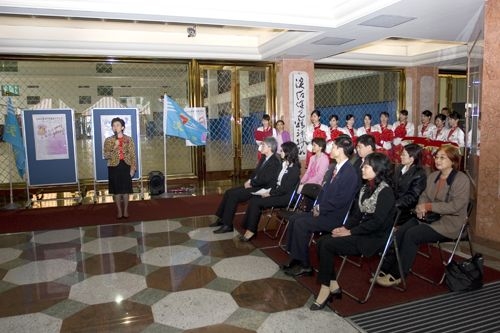 2007校園徵才博覽會「夢想飛Young 未來好Young」在紹謨紀念體育館五虎碑前廣場舉行開幕典禮，邀請校長張家宜剪綵，超過百家廠商現場徵才。