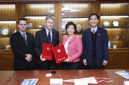 本校校長張家宜與海外留學基金會（SAF）董事長Prof. John Belcher簽訂備忘錄，成為國內第一所與該基金會簽約之學校，拓展本校招收國外學生或學生出國研習的管道。