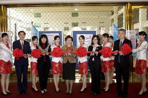 2007校園徵才博覽會「夢想飛Young 未來好Young」在紹謨紀念體育館五虎碑前廣場舉行開幕典禮，邀請校長張家宜剪綵，超過百家廠商現場徵才。