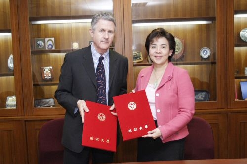 本校校長張家宜與海外留學基金會（SAF）董事長Prof. John Belcher簽訂備忘錄，成為國內第一所與該基金會簽約之學校，拓展本校招收國外學生或學生出國研習的管道。