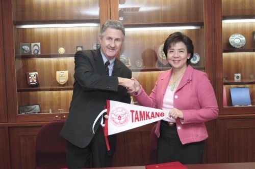 本校校長張家宜與海外留學基金會（SAF）董事長Prof. John Belcher簽訂備忘錄，成為國內第一所與該基金會簽約之學校，拓展本校招收國外學生或學生出國研習的管道。