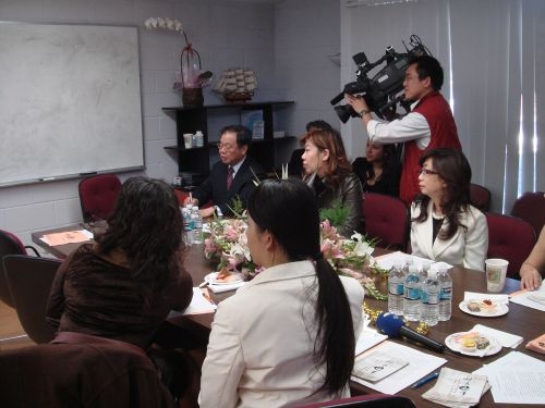 由高柏園副校長帶領本校ｅ筆書寫系統訪問團至美國加州州立大學長堤及沙加緬度分校、GKE、CLASS全美中小學中文教師協會等，推廣ｅ筆書寫系統成果豐碩。