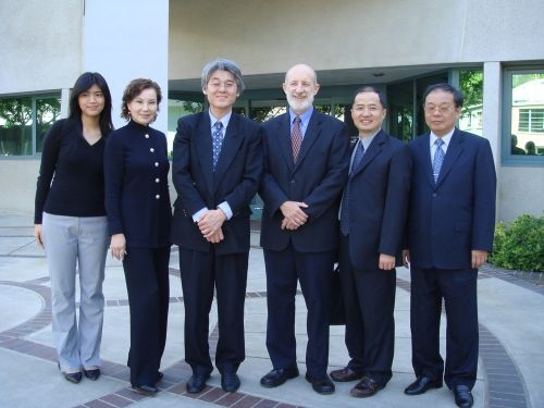 由高柏園副校長帶領本校ｅ筆書寫系統訪問團至美國加州州立大學長堤及沙加緬度分校、GKE、CLASS全美中小學中文教師協會等，推廣ｅ筆書寫系統成果豐碩。