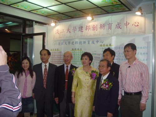 「育成中心暨產學合作聯合成果展」在本校淡水校園商館展示廳舉辦，促進產學合作、創造雙贏新契機。