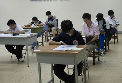 本校大一必修英文，自本學期起改以大會考、統一命題的方式評量學生學習成效，並於期中考後配合執行補救教學，以有效提升學生英文程度。