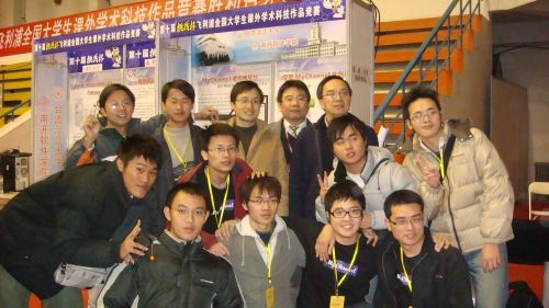 資管週於本週在淡水校園商管展示廳舉行，展出兩岸大學生首次合作的作品「My Channel影音平台」及「表情機器人」。