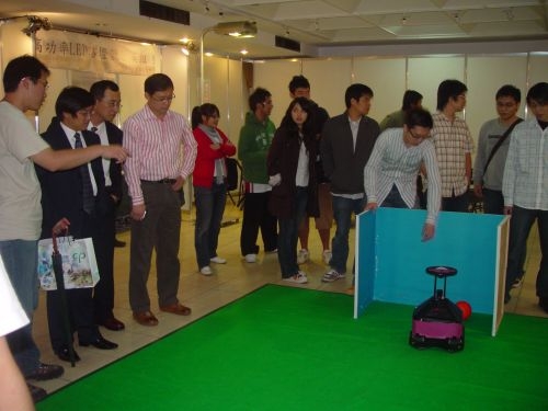 「育成中心暨產學合作聯合成果展」在本校淡水校園商館展示廳舉辦，促進產學合作、創造雙贏新契機。