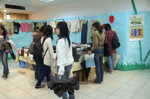 「你好，我好，義賣真正好」二手衣飾義賣會於11月6、7日在淡水校園商管展示廳熱鬧舉行，義賣所得捐贈給慈善機構。