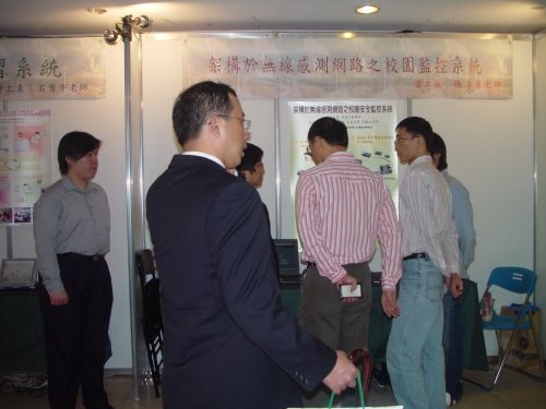 「育成中心暨產學合作聯合成果展」在本校淡水校園商館展示廳舉辦，促進產學合作、創造雙贏新契機。