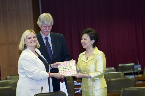 德國布萊梅大學校長Dr. Wilfried Muller及國際交流處處長Dr. Anne Renate Schonhagen)等一行2人蒞校訪問，本校張家宜校長親臨主持及接待。