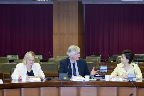 德國布萊梅大學校長Dr. Wilfried Muller及國際交流處處長Dr. Anne Renate Schonhagen)等一行2人蒞校訪問，本校張家宜校長親臨主持及接待。