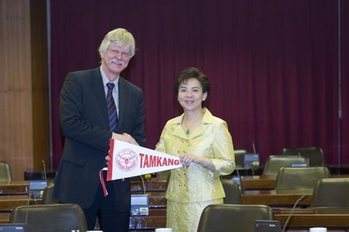 德國布萊梅大學校長Dr. Wilfried Muller及國際交流處處長Dr. Anne Renate Schonhagen)等一行2人蒞校訪問，本校張家宜校長親臨主持及接待。