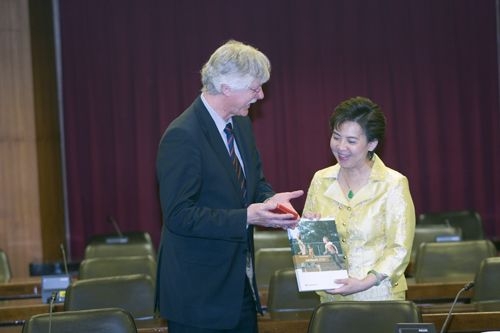 德國布萊梅大學校長Dr. Wilfried Muller及國際交流處處長Dr. Anne Renate Schonhagen)等一行2人蒞校訪問，本校張家宜校長親臨主持及接待。