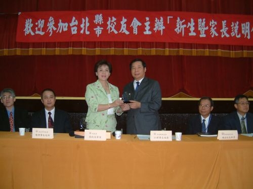 8月15日起至20日止，校友服務暨資源發展處與各縣市校友會合作將於全台，包括金門、澎湖等24縣市舉辦18場新生暨家長座談會，新生及家長都說讚。