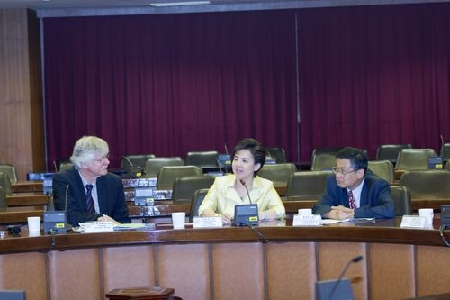 德國布萊梅大學校長Dr. Wilfried Muller及國際交流處處長Dr. Anne Renate Schonhagen)等一行2人蒞校訪問，本校張家宜校長親臨主持及接待。