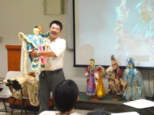 「2007海外華裔青年語文研習班」7月9日至8月19日在本校淡水校園熱鬧展開，是全球華裔青年認識台灣及本校的最佳捷徑。