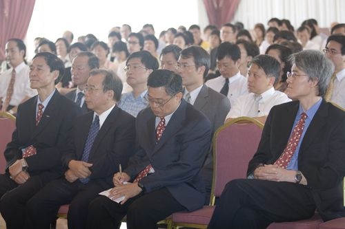 8月1日上午10時在淡水校園覺生國際會議廳舉行96學年度新設單位布達及單位主管交接典禮，校長張家宜博士親臨主持。新的行政團隊為本校注入教學與行政服務品質的元素。