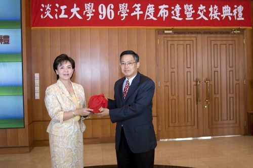 8月1日上午10時在淡水校園覺生國際會議廳舉行96學年度新設單位布達及單位主管交接典禮，校長張家宜博士親臨主持。新的行政團隊為本校注入教學與行政服務品質的元素。