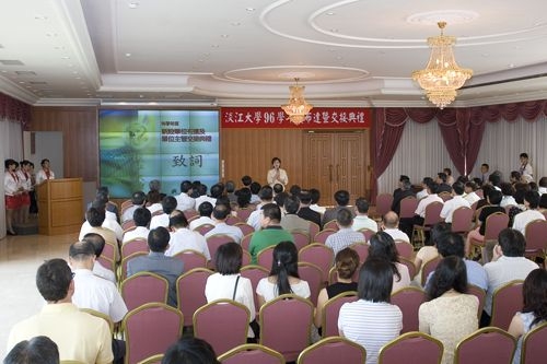 8月1日上午10時在淡水校園覺生國際會議廳舉行96學年度新設單位布達及單位主管交接典禮，校長張家宜博士親臨主持。新的行政團隊為本校注入教學與行政服務品質的元素。