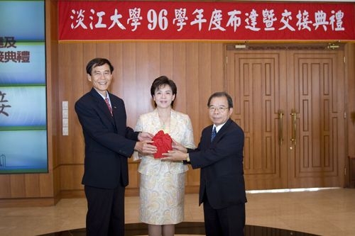 8月1日上午10時在淡水校園覺生國際會議廳舉行96學年度新設單位布達及單位主管交接典禮，校長張家宜博士親臨主持。新的行政團隊為本校注入教學與行政服務品質的元素。