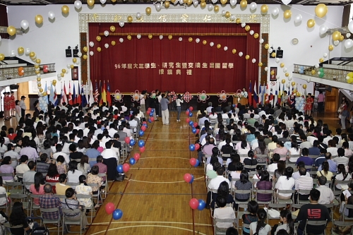 96學年度在校生出國授旗典禮在淡水校園學生活動中心舉行，校長張家宜親臨授旗，德國在台協會副處長等7國外賓亦親臨會場為同學加油打氣。