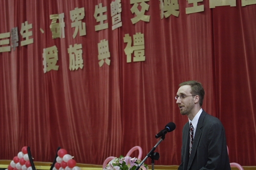 96學年度在校生出國授旗典禮在淡水校園學生活動中心舉行，校長張家宜親臨授旗，德國在台協會副處長等7國外賓亦親臨會場為同學加油打氣。