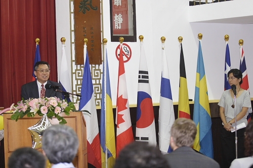 96學年度在校生出國授旗典禮在淡水校園學生活動中心舉行，校長張家宜親臨授旗，德國在台協會副處長等7國外賓亦親臨會場為同學加油打氣。