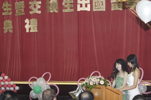 96學年度在校生出國授旗典禮在淡水校園學生活動中心舉行，校長張家宜親臨授旗，德國在台協會副處長等7國外賓亦親臨會場為同學加油打氣。