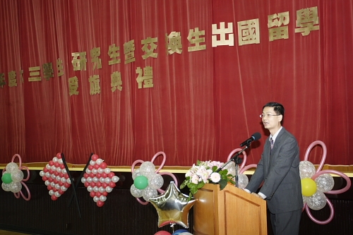 96學年度在校生出國授旗典禮在淡水校園學生活動中心舉行，校長張家宜親臨授旗，德國在台協會副處長等7國外賓亦親臨會場為同學加油打氣。