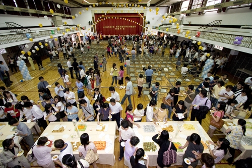 96學年度在校生出國授旗典禮在淡水校園學生活動中心舉行，校長張家宜親臨授旗，德國在台協會副處長等7國外賓亦親臨會場為同學加油打氣。