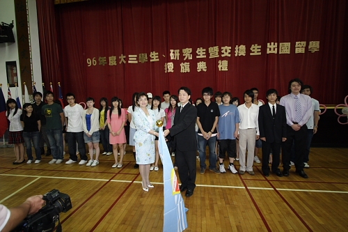 96學年度在校生出國授旗典禮在淡水校園學生活動中心舉行，校長張家宜親臨授旗，德國在台協會副處長等7國外賓亦親臨會場為同學加油打氣。