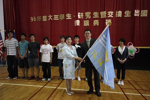 96學年度在校生出國授旗典禮在淡水校園學生活動中心舉行，校長張家宜親臨授旗，德國在台協會副處長等7國外賓亦親臨會場為同學加油打氣。